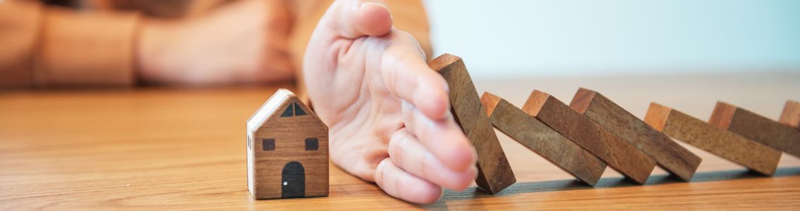 Kobieca ręka zatrzymująca ryzyko