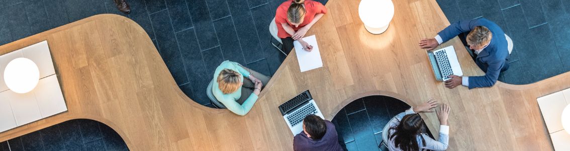 Pracownicy biurowi oceniający ryzyko