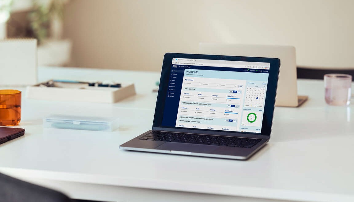  Laptop wyświetlający zrzut ekranu portalu My Certification Portal