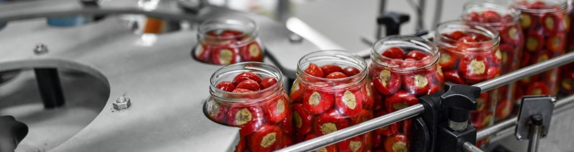 Maszynowe konserwowanie nadziewanej papryki czereśniowej