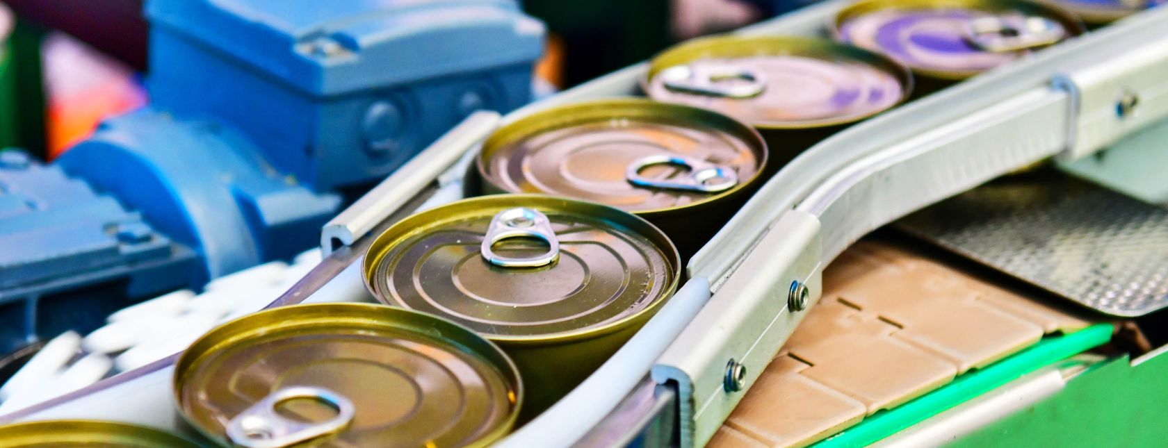 Produkty w puszkach na taśmie produkcyjnej.