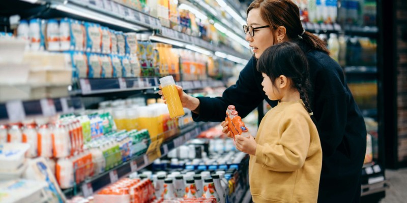 Kobieta z córką robiąca zakupy