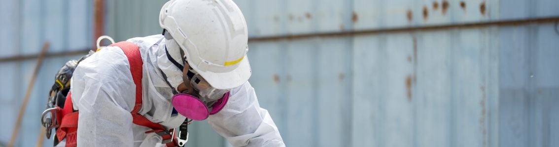 Pracownik w pełnym stroju ochronnym