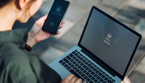 E-Learning: Uwzględnianie prywatności w bezpieczeństwie informacji (j. angielski)