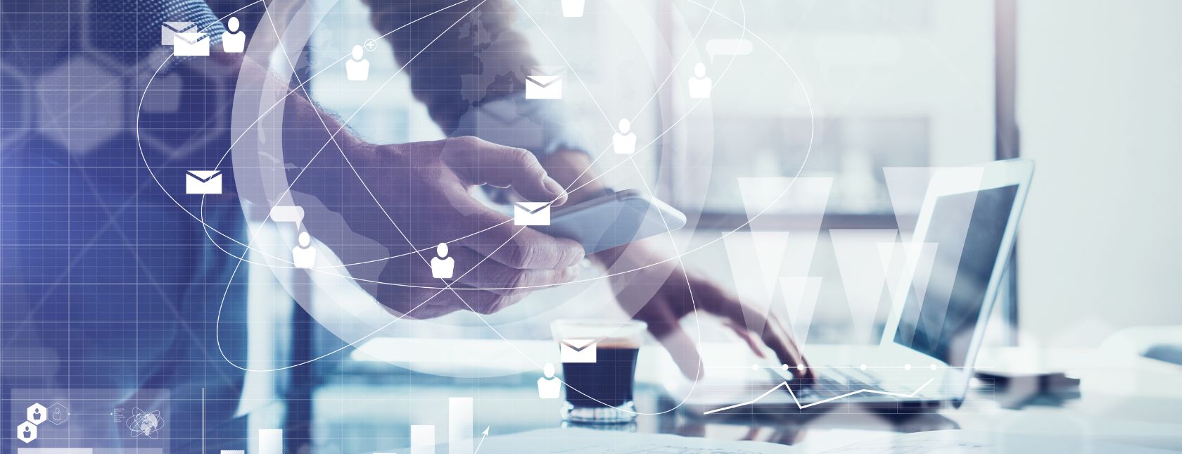  Biznesmen pracujący na uniwersalnym laptopie i smartfonie.