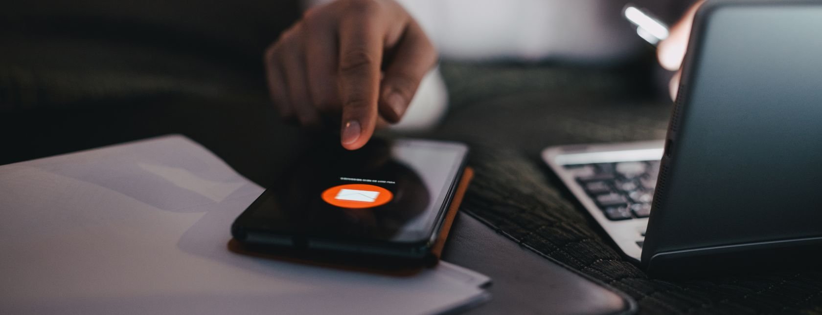 biznesmen korzystający z laptopa