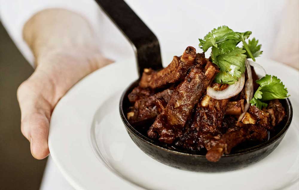 kucharz trzymający talerz