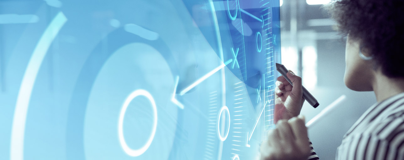 Kobieta pisząca po wirtualnym ekranie