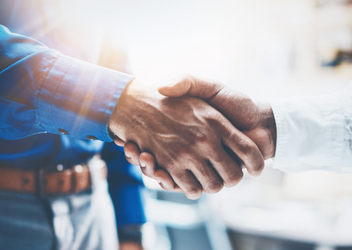 Czy łapówkarstwo i korupcja schodzą na dalszy plan w korporacjach?